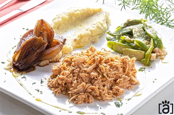 Frango Xadrez com arroz integral e cenouras assadas com ervas finas