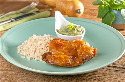 Frango Xadrez com arroz integral e cenouras assadas com ervas finas